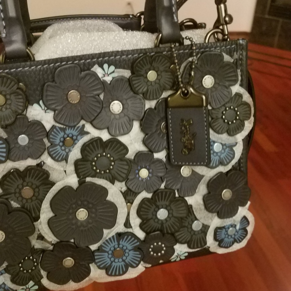 Nwt COACH ROGUE tea rose 25